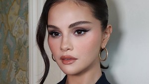 Selena Gomez lagi glowing banget, guys. Foto: Instagram/@rarebeauty @hungvanngo