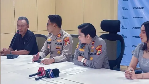 Seorang wanita tiba-tiba ditampar saat naik angkot Jaklingko oleh wanita lainnya di Jaksel. Peristiwa itu membuat heboh seisi mobil angkot dan warga sekitar. (dok Polsek Pesanggrahan)