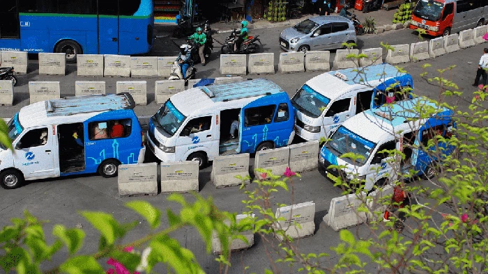 Seorang wanita tiba-tiba ditampar saat naik angkot Jaklingko oleh wanita lainnya di Jaksel. Peristiwa itu membuat heboh seisi mobil angkot dan warga sekitar. (dok repro detikcom)