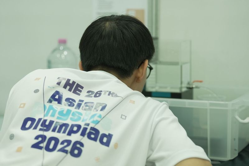 Sesi tes eksperimen di Asian Physics Olympiad (APhO) 2026 yang berlangsung di Busan, Korea Selatan pada 17–25 Mei 2026.