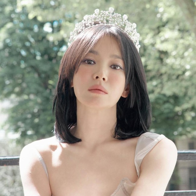 Pesona Bak Ratu, Gaya Song Hye Kyo Pakai Tiara Antik Bertabur Berlian