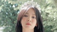 Pesona Bak Ratu, Gaya Song Hye Kyo Pakai Tiara Antik Bertabur Berlian