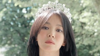 Pesona Bak Ratu, Gaya Song Hye Kyo Pakai Tiara Antik Bertabur Berlian