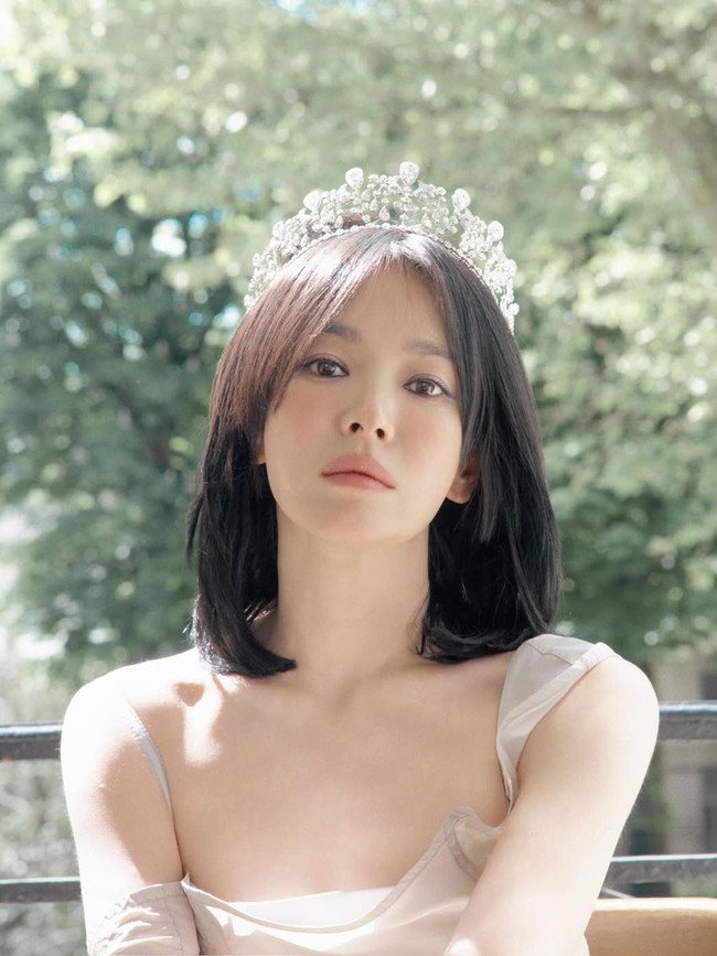 Pesona Bak Ratu, Gaya Song Hye Kyo Pakai Tiara Antik Bertabur Berlian