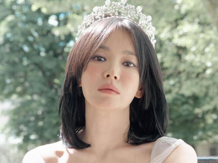 Pesona Bak Ratu, Gaya Song Hye Kyo Pakai Tiara Antik Bertabur Berlian