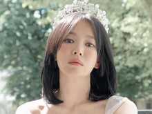 Pesona Bak Ratu, Gaya Song Hye Kyo Pakai Tiara Antik Bertabur Berlian