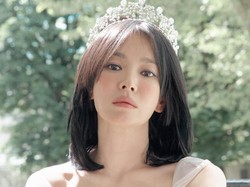 Pesona Bak Ratu, Gaya Song Hye Kyo Pakai Tiara Antik Bertabur Berlian