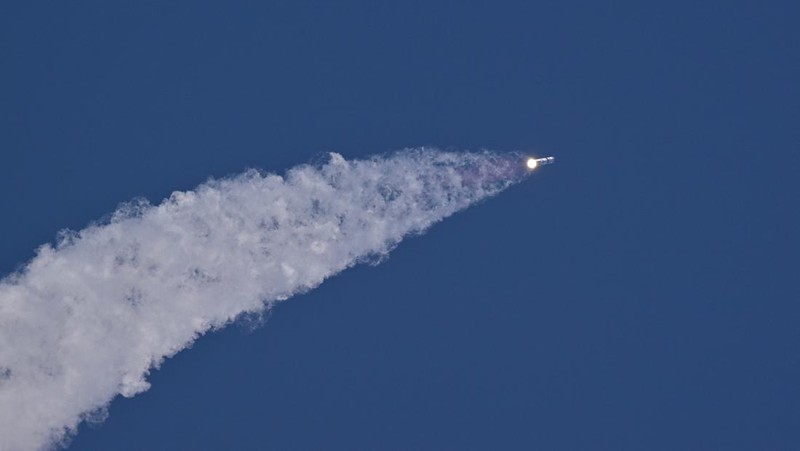 A SpaceX Super Heavy booster carrying the Starship spacecraft lifts off on its 12th test flight at Starbase, Texas, U.S., May 22, 2026. REUTERS/Steve Nesius     TPX IMAGES OF THE DAY