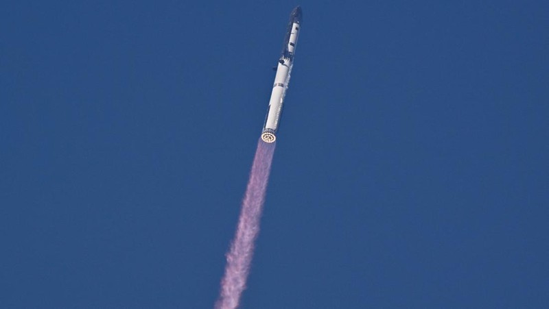 A SpaceX Super Heavy booster carrying the Starship spacecraft lifts off on its 12th test flight at Starbase, Texas, U.S., May 22, 2026. REUTERS/Steve Nesius     TPX IMAGES OF THE DAY