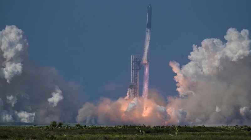 A SpaceX Super Heavy booster carrying the Starship spacecraft lifts off on its 12th test flight at Starbase, Texas, U.S., May 22, 2026. REUTERS/Steve Nesius     TPX IMAGES OF THE DAY