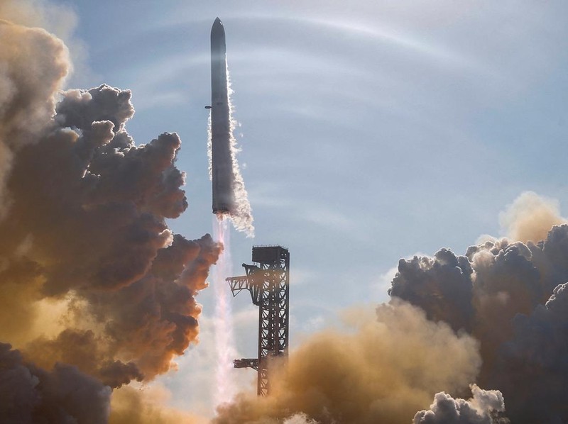 A SpaceX Super Heavy booster carrying the Starship spacecraft lifts off on its 12th test flight at Starbase, Texas, U.S., May 22, 2026. REUTERS/Steve Nesius     TPX IMAGES OF THE DAY
