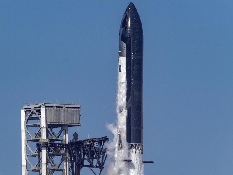 A SpaceX Super Heavy booster carrying the Starship spacecraft lifts off on its 12th test flight at Starbase, Texas, U.S., May 22, 2026. REUTERS/Steve Nesius     TPX IMAGES OF THE DAY