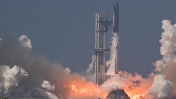 Starship V3 merupakan versi terbaru dari sistem roket Starship-Super Heavy yang dikembangkan SpaceX. Roket setinggi sekitar 408 kaki atau lebih dari 124 meter itu disebut sebagai roket terbesar dan paling kuat yang pernah dibangun manusia. Versi terbaru ini hadir dengan berbagai peningkatan teknologi, termasuk kapasitas bahan bakar lebih besar, sistem docking untuk pengisian bahan bakar di orbit, serta peningkatan ketahanan saat memasuki atmosfer bumi. REUTERS/Steve Nesius