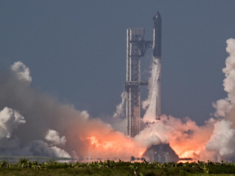A SpaceX Super Heavy booster carrying the Starship spacecraft lifts off on its 12th test flight at Starbase, Texas, U.S., May 22, 2026. REUTERS/Steve Nesius     TPX IMAGES OF THE DAY
