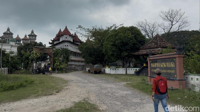 Suasana di Kompleks Makam Nyai Ageng Maloka di Caruban, Gedongmulyo, Lasem, Rembang, Jawa Tengah, Sabtu (23/5/2026).
