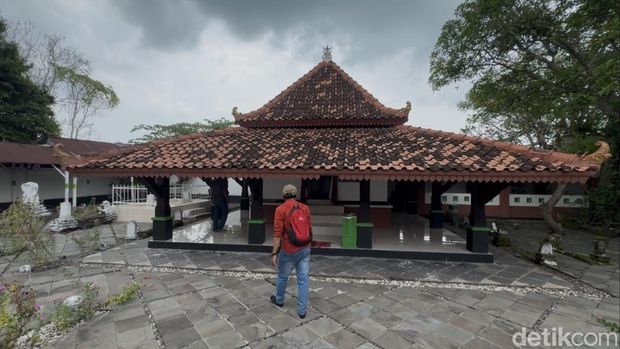 Suasana di Kompleks Makam Nyai Ageng Maloka di Caruban, Gedongmulyo, Lasem, Rembang, Jawa Tengah, Sabtu (23/5/2026).