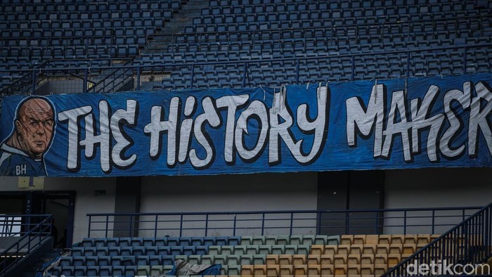 Sejumlah pendukung Persib Bandung mulai mendatangi Stadion Gelora Bandung Lautan Api (GBLA), Bandung, Sabtu (23/5/2026). Persib Bandung melakoni laga terakhir dengan menjamu Persijap Jepara di GBLA, laga ini menjadi penentu mereka dalam meraih gelar juara ketiga kali secara beruntun.