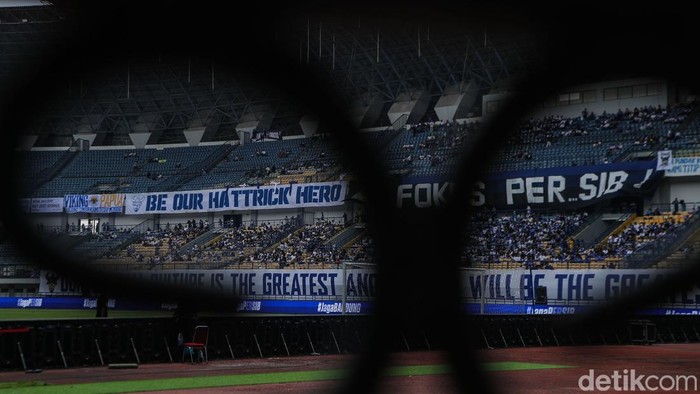 Sejumlah pendukung Persib Bandung mulai mendatangi Stadion Gelora Bandung Lautan Api (GBLA), Bandung, Sabtu (23/5/2026). Persib Bandung melakoni laga terakhir dengan menjamu Persijap Jepara di GBLA, laga ini menjadi penentu mereka dalam meraih gelar juara ketiga kali secara beruntun.