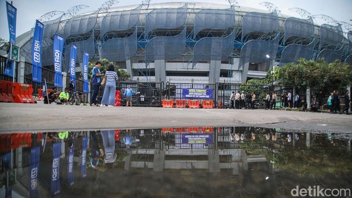 Sejumlah pendukung Persib Bandung mulai mendatangi Stadion Gelora Bandung Lautan Api (GBLA), Bandung, Sabtu (23/5/2026). Persib Bandung melakoni laga terakhir dengan menjamu Persijap Jepara di GBLA, laga ini menjadi penentu mereka dalam meraih gelar juara ketiga kali secara beruntun.