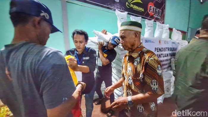 Suasana pembagian bantuan pangan di aula Desa Arjasari, Kabupaten Bandung, Sabtu (23/5/2026).