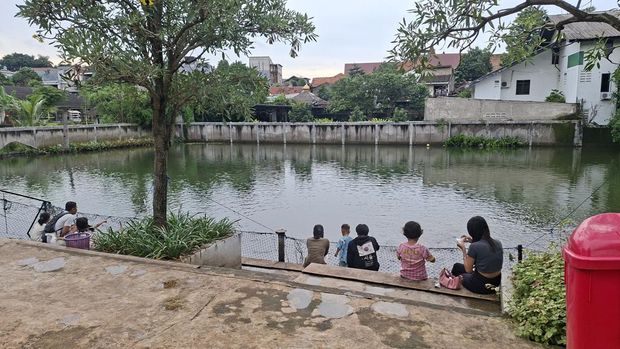 Taman Apung di Jl. Lapangan Tembak, Kelurahan Kelapa Dua Wetan, Kecamatan Ciracas, Jakarta Timur.