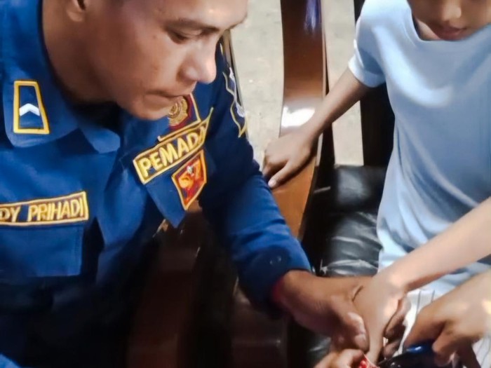 Tangkapan layar penanganan jari nyangkut di kaleng bekas permen.