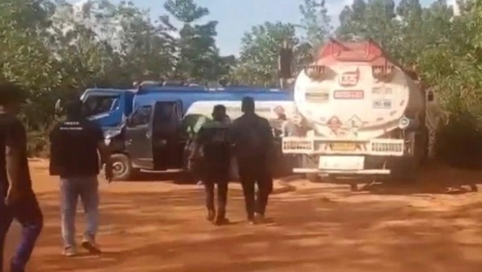 Tangkapan layar video dugaan pengalihan BBM subsidi dari tangki merah ke biru di Kalbar. (dok Istimewa)