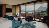 Menghadap langsung ke keindahan Danau Lugu yang jernih, desain hotel ini menggunakan material batu hangat dan kayu gelap bergaris minimalis yang menyatu sempurna dengan alam sekitar. (The ArcadiaPlace)