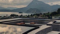 Kamar Standar (Mountain View) dihargai mulai dari USD 220 hingga USD 470++ per malam (sekitar Rp3,5 juta – Rp7,5 juta). Luxury Suite & Premium Lake View berkisar antara USD 500 hingga USD 755 per malam (sekitar Rp8 juta – Rp12 juta).(The ArcadiaPlace)