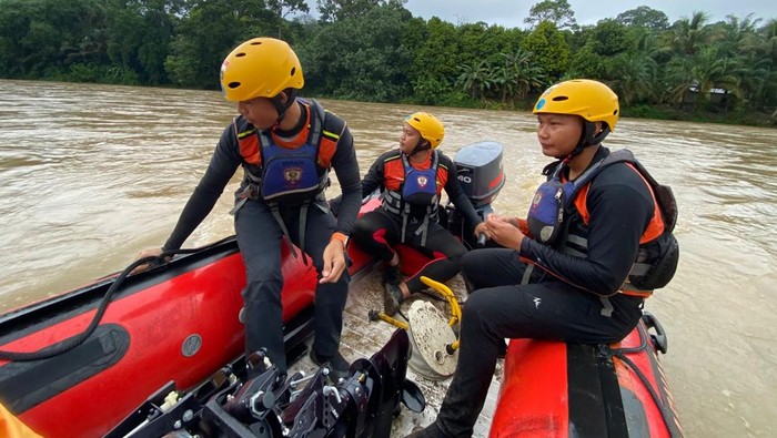 Tim SAR melakukan penyisiran remaja hanyut di Sungai Batang Merangin, Merangin, Jambi