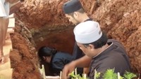 Papa saya telah berpulang. Mohon doa terbaiknya untuk beliau, tulisnya dalam Instagram miliknya, kemarin. Foto: dok instagram Virzha dan !nsertlive
