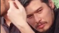 Rudianto dimakamkan di TPU Jombang, Tangerang di sore harinya. Virzha tak kuasa menahan tangis usai memakamkan ayahnya. Foto: dok instagram Virzha dan !nsertlive