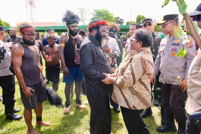Wamendagri Ribka Haluk damaikan suku berkonflik di Wamena.