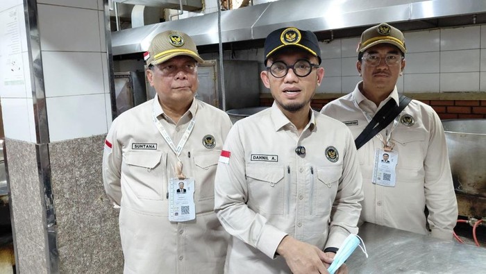 Wakil Menteri Haji dan Umrah RI, Dahnil Anzar Simanjuntak didampingi dua anggota Amirul Hajj 2026, Komjen Pol (Purn) Suntana dan Heri Hermansyah, meninjau dapur haji di Makkah, Jumat (22/5/2026).