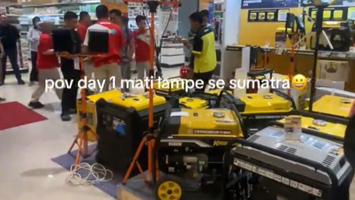 Warga borong genset saat listrik padam di Sumatera.