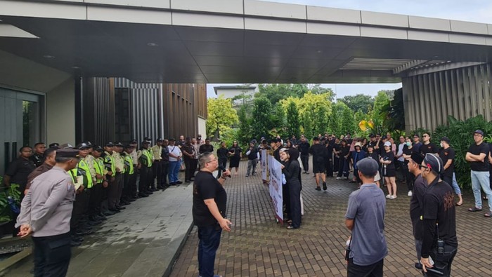 Warga perumahan Asya gelar aksi demo di depan kantor pemasaran.