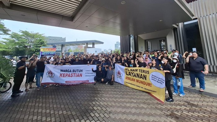 Warga perumahan elite Asya gelar aksi damai di depan kantor pemasaran.