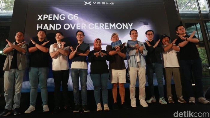 XPENG Serahkan SUV Listrik G6 ke Konsumen Perdana di Jakarta Produsen kendaraan listrik asal China, XPENG, menyerahkan secara simbolis lima unit SUV listrik XPENG G6 kepada konsumen perdana di Plataran Hutan Kota, Jakarta, Sabtu (23/5/2026). Acara hand over ceremony tersebut menjadi penanda dimulainya distribusi resmi kendaraan listrik pintar XPENG G6 di pasar Indonesia.