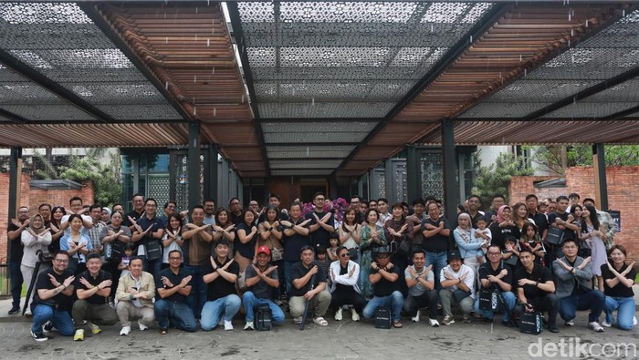 XPENG Serahkan SUV Listrik G6 ke Konsumen Perdana di Jakarta Produsen kendaraan listrik asal China, XPENG, menyerahkan secara simbolis lima unit SUV listrik XPENG G6 kepada konsumen perdana di Plataran Hutan Kota, Jakarta, Sabtu (23/5/2026). Acara hand over ceremony tersebut menjadi penanda dimulainya distribusi resmi kendaraan listrik pintar XPENG G6 di pasar Indonesia.