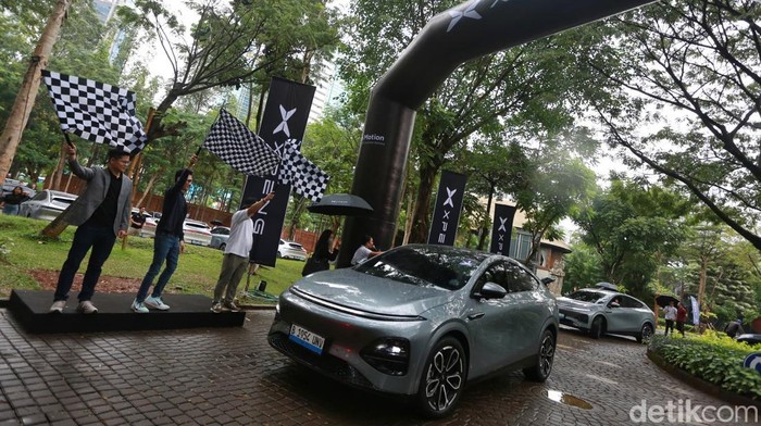XPENG Serahkan SUV Listrik G6 ke Konsumen Perdana di Jakarta Produsen kendaraan listrik asal China, XPENG, menyerahkan secara simbolis lima unit SUV listrik XPENG G6 kepada konsumen perdana di Plataran Hutan Kota, Jakarta, Sabtu (23/5/2026). Acara hand over ceremony tersebut menjadi penanda dimulainya distribusi resmi kendaraan listrik pintar XPENG G6 di pasar Indonesia.