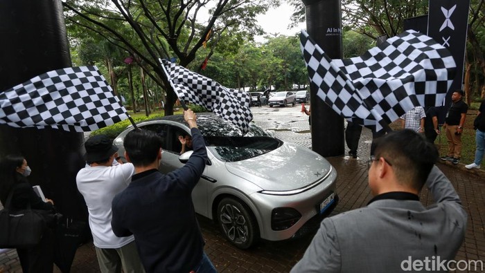 XPENG Serahkan SUV Listrik G6 ke Konsumen Perdana di Jakarta Produsen kendaraan listrik asal China, XPENG, menyerahkan secara simbolis lima unit SUV listrik XPENG G6 kepada konsumen perdana di Plataran Hutan Kota, Jakarta, Sabtu (23/5/2026). Acara hand over ceremony tersebut menjadi penanda dimulainya distribusi resmi kendaraan listrik pintar XPENG G6 di pasar Indonesia.