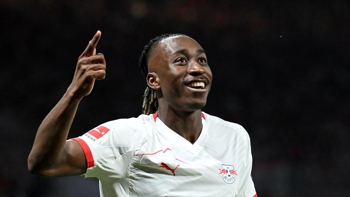 Soccer Football - Bundesliga - RB Leipzig v 1. FC Union Berlin - Red Bull Arena, Leipzig, Germany - April 24, 2026 RB Leipzigs Yan Diomande celebrates after Ridle Baku scores their third goal REUTERS/Annegret Hilse DFL REGULATIONS PROHIBIT ANY USE OF PHOTOGRAPHS AS IMAGE SEQUENCES AND/OR QUASI-VIDEO.