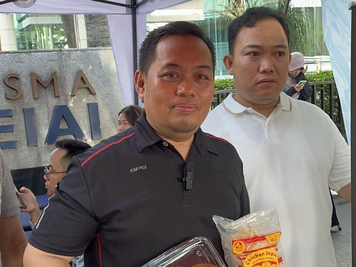 Ada sejumlah produk makanan olahan ayam bermerek Chicken Jepun. Produk tersebut dibuat oleh warga binaan Lapas Sentul, Jamaludin (49).