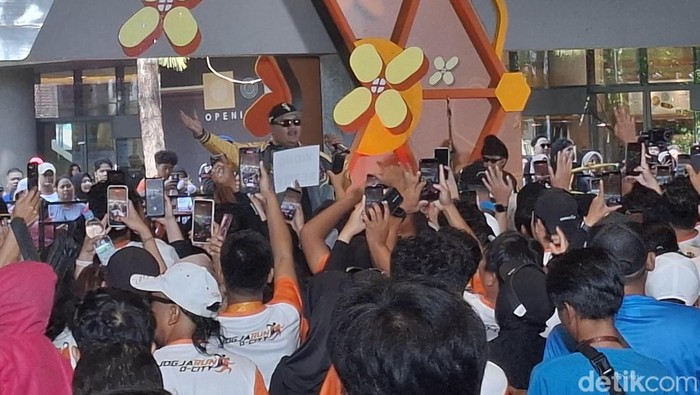 Aksi panggung Ndarboy Genk menyemarakkan Jogja Run D-City di GIK UGM, Minggu (24/5/2026).