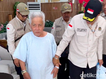 Video Aksi Sigap Petugas Haji Antar Jemaah yang Kehilangan Kartu Nusuk