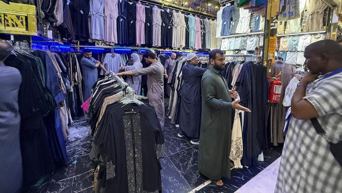 Menjelang pelaksanaan ibadah haji tahunan, aktivitas para peziarah di Kota Suci Makkah, Arab Saudi, terlihat meningkat, terutama di pusat-pusat perdagangan dan pasar tradisional. Para jamaah dari berbagai negara tampak memanfaatkan waktu untuk berbelanja kebutuhan selama berada di Tanah Suci. REUTERS/Ibraheem Abu Mustafa