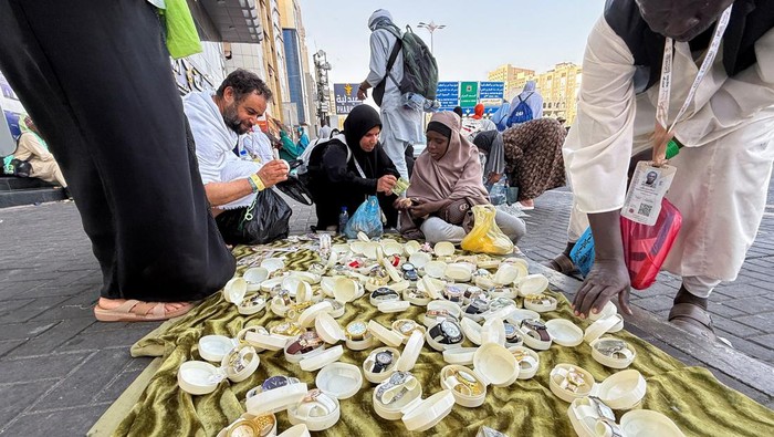 Menjelang pelaksanaan ibadah haji tahunan, aktivitas para peziarah di Kota Suci Makkah, Arab Saudi, terlihat meningkat, terutama di pusat-pusat perdagangan dan pasar tradisional. Para jamaah dari berbagai negara tampak memanfaatkan waktu untuk berbelanja kebutuhan selama berada di Tanah Suci. REUTERS/Ibraheem Abu Mustafa