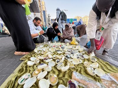 Menjelang pelaksanaan ibadah haji tahunan, aktivitas para peziarah di Kota Suci Makkah, Arab Saudi, terlihat meningkat, terutama di pusat-pusat perdagangan dan pasar tradisional. Para jamaah dari berbagai negara tampak memanfaatkan waktu untuk berbel