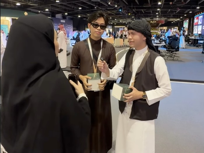 Alwi Fahry Alwi Fahry dan Alwan menjalankan ibadah haji tahun ini dengan undangan Kerajaan Saudi.