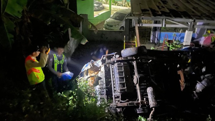 Angkot terbalik usai ditabrak KA Barang di Bogor (dok. Istimewa)